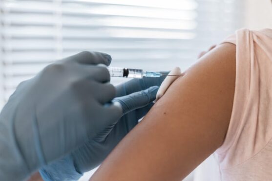 عکس با کیفیت واکسن زدن رایگان